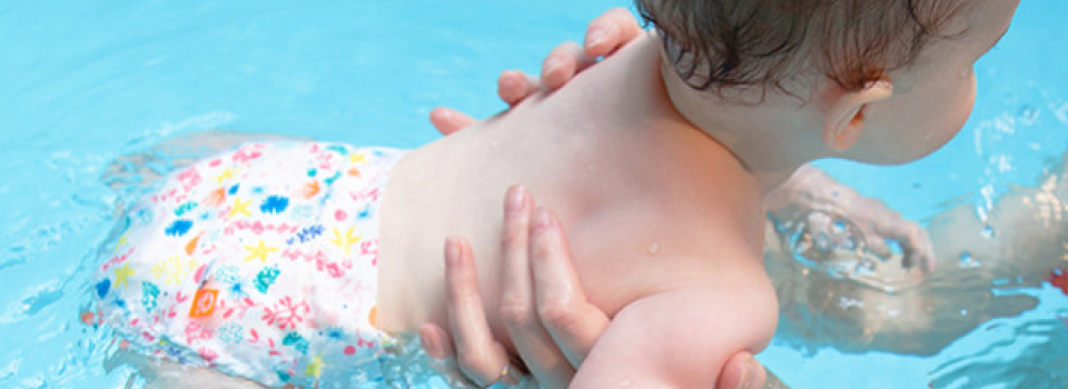 La couche baignade - un indispensable pour les jeux aquatiques avec bébé