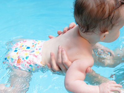 La couche baignade - un indispensable pour les jeux aquatiques avec bébé